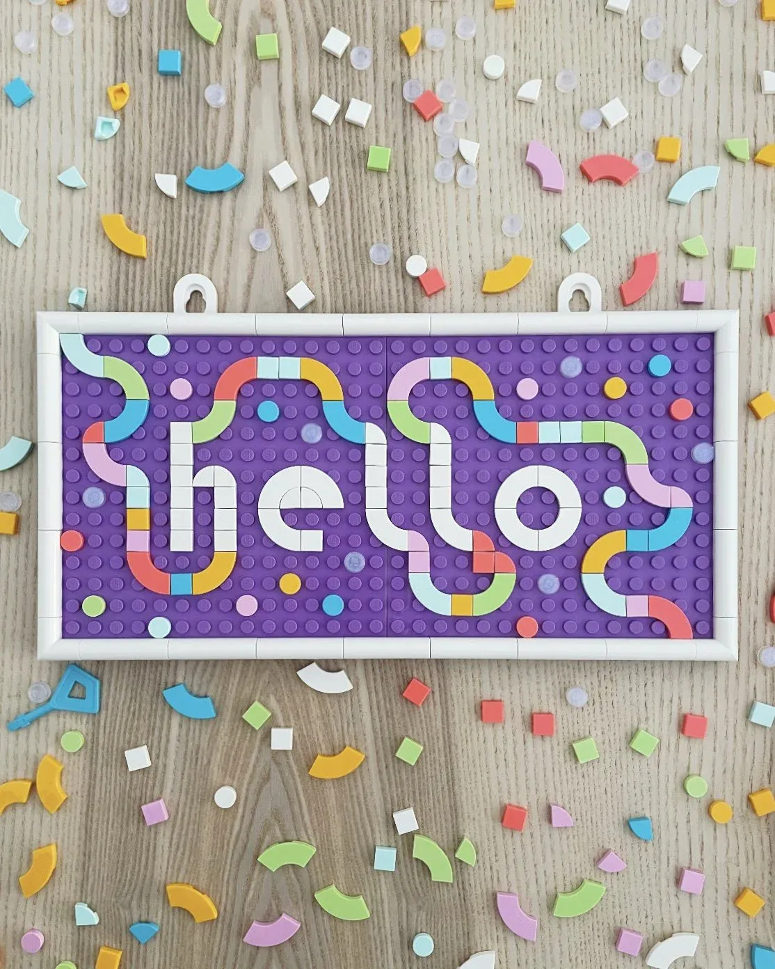 Mosaico de colores hecho con piezas de LEGO